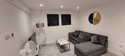 Modern 3 Bedrooms Apt. 01 - Camberley