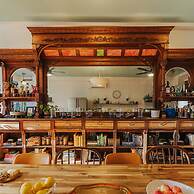 Wyatt's Saloon Guest House 2