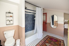 Wyatt's Saloon Guest House 2