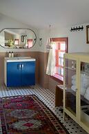 Wyatt's Saloon Guest House 2