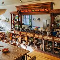 Wyatt's Saloon Guest House 2