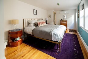 Wyatt's Saloon Guest House 2