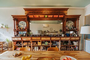 Wyatt's Saloon Guest House 2