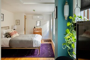 Wyatt's Saloon Guest House 2