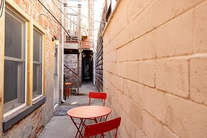 Wyatt's Saloon Guest House 2