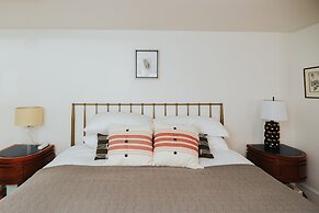 Wyatt's Saloon Guest House 2