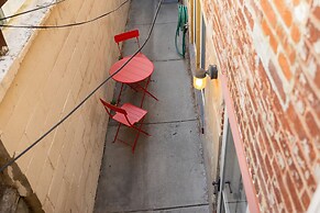 Wyatt's Saloon Guest House 2