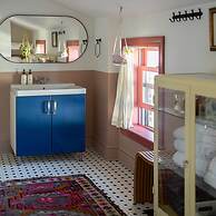 Wyatt's Saloon Guest House 2