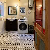 Wyatt's Saloon Guest House 2