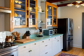 Wyatt's Saloon Guest House 2