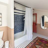 Wyatt's Saloon Guest House 2