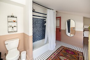 Wyatt's Saloon Guest House 2