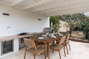 Villa L'Arco in Col with jacuzzi tub