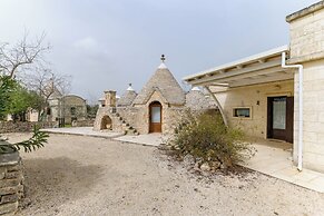 Trullo delle Acacie with pool