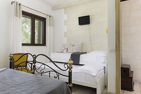 Trullo delle Acacie with pool