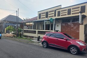 SPOT ON 93917 Homestay Adreena Syariah