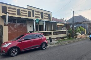 SPOT ON 93917 Homestay Adreena Syariah