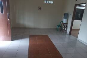 SPOT ON 93917 Homestay Adreena Syariah