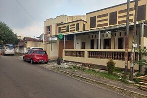 SPOT ON 93917 Homestay Adreena Syariah