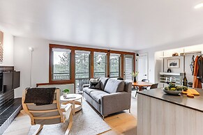 Chic Bend Condo w/ Fireplace & Forest Views!