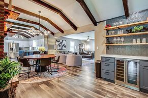 Chic Family-friendly Home in Riverside: 7 Mi to KC