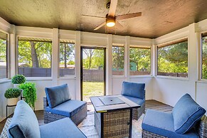 Chic Family-friendly Home in Riverside: 7 Mi to KC