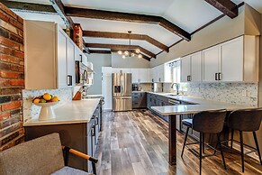 Chic Family-friendly Home in Riverside: 7 Mi to KC