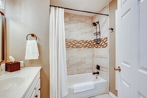 Chic Family-friendly Home in Riverside: 7 Mi to KC