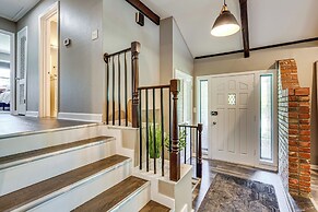 Chic Family-friendly Home in Riverside: 7 Mi to KC