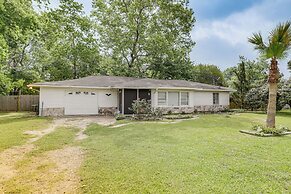 Peaceful Home w/ Yard: 13 Mi to Downtown Houston!