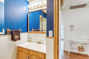 Peaceful Home w/ Yard: 13 Mi to Downtown Houston!