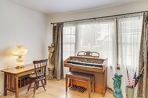 Peaceful Home w/ Yard: 13 Mi to Downtown Houston!