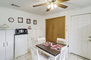 Peaceful Home w/ Yard: 13 Mi to Downtown Houston!