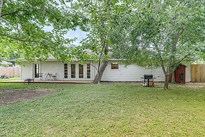 Peaceful Home w/ Yard: 13 Mi to Downtown Houston!