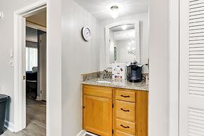 Hilton Head Condo: Screened Balcony, Walk to Beach