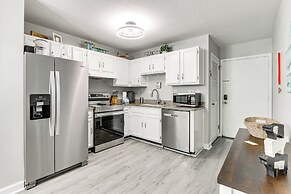 Hilton Head Condo: Screened Balcony, Walk to Beach