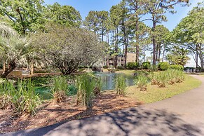 Hilton Head Condo: Screened Balcony, Walk to Beach