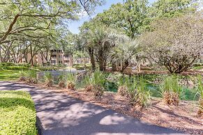 Hilton Head Condo: Screened Balcony, Walk to Beach
