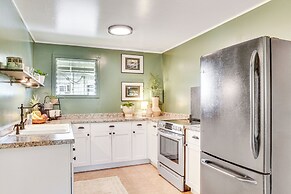 Hilo Apartment w/ Lanai - 2 Mi to Beaches!