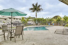 Hilo Apartment w/ Lanai - 2 Mi to Beaches!