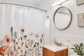 Hilo Apartment w/ Lanai - 2 Mi to Beaches!