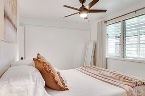 Hilo Apartment w/ Lanai - 2 Mi to Beaches!