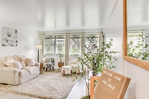 Hilo Apartment w/ Lanai - 2 Mi to Beaches!