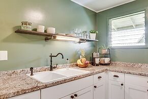 Hilo Apartment w/ Lanai - 2 Mi to Beaches!