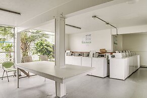 Hilo Apartment w/ Lanai - 2 Mi to Beaches!