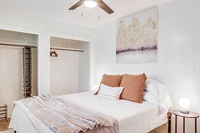 Hilo Apartment w/ Lanai - 2 Mi to Beaches!