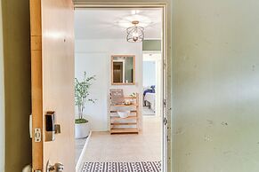 Hilo Apartment w/ Lanai - 2 Mi to Beaches!