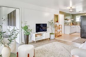 Hilo Apartment w/ Lanai - 2 Mi to Beaches!