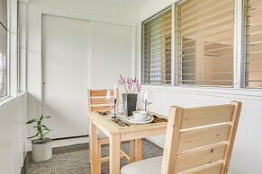 Hilo Apartment w/ Lanai - 2 Mi to Beaches!