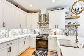 Charming Bluffton Home w/ Yard ~ 3 Mi to Beaches!